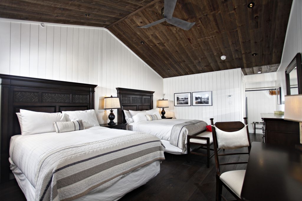 2 Queens in a studio room with a large bathroom, common patio and air conditioning
